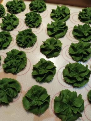 挤花之前先把烤箱上下火150度预热，预热时间最少10分钟，最好是挤花完成前一直保持加热状态，具体挤花的形状根据个人喜欢。