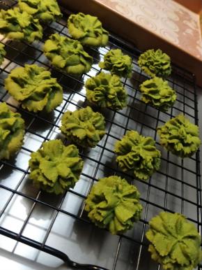 曲奇刚刚烤好之后肯定是软的，一定不要去动它，等它室温自然冷却就会变得酥脆了，冷却后室温放在密封罐里面，可以保存2周以上，曲奇是不能冷藏的，冷藏出来后会受潮变软的，必须室温放置。