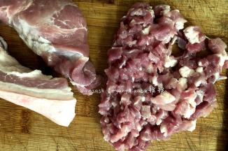 猪肉切小片，再切成丝，略粗的条状，然后再切成丁，略带一点点的肥没有关系的，这样肉酱做好会更香