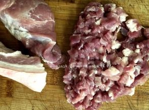 猪肉切小片，再切成丝，略粗的条状，然后再切成丁，略带一点点的肥没有关系的，这样肉酱做好会更香