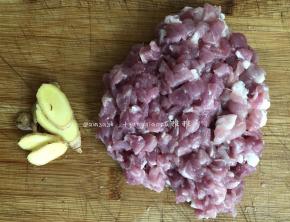 然后再切点姜，姜洗干净不用去皮，切成片，备用