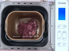 开面包机炒干果功能，把切好的肉丁一次性放进面包机桶中，炒干果功能为45分钟