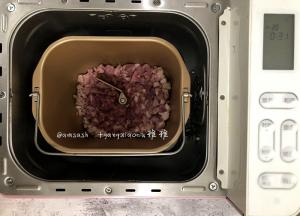 一开始是加热，加热期间把肉烘焙出油，一面受热均匀，这时肉出油了