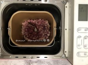 一开始是加热，加热期间把肉烘焙出油，一面受热均匀，这时肉出油了