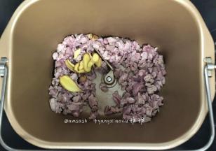 烘焙至肉变白色，出了油脂之后，因为白肉不多，所以油脂也不多，这时加入切好的姜片，面包机继续翻炒均匀