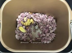 烘焙至肉变白色，出了油脂之后，因为白肉不多，所以油脂也不多，这时加入切好的姜片，面包机继续翻炒均匀