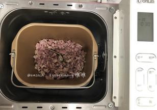 可以用硅胶刮刀搅拌均匀，把另一面的肉翻动一下，一样的让其烘出油脂