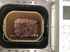 可以用硅胶刮刀搅拌均匀，把另一面的肉翻动一下，一样的让其烘出油脂