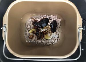 翻炒至肉丁明显缩小，这时可加入，生抽5克叉烧酱40克 蚝油10克蜂蜜15克，继续翻炒均匀，翻炒入味