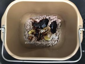 翻炒至肉丁明显缩小，这时可加入，生抽5克叉烧酱40克 蚝油10克蜂蜜15克，继续翻炒均匀，翻炒入味