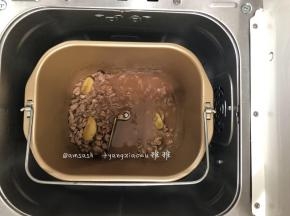 炒至最后10分钟淀粉勾芡，加入淀粉水继续翻炒均匀，这一步，淀粉勾芡的水不用多
