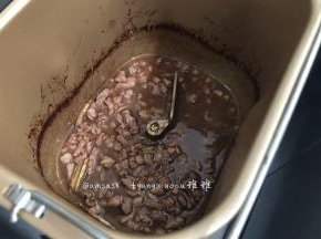 最后再调至烘烤功能，烘烤10分钟，美味的叉烧肉酱就完成了(这个时间仅共参加，肉多的话，时间要适当的去增加)