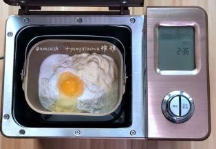 所有材料都称好，将所有的材料都投进面包机启动和面功能先选择20分钟，实际上15分钟就达到了初步扩展