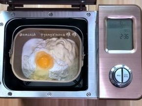 所有材料都称好，将所有的材料都投进面包机启动和面功能先选择20分钟，实际上15分钟就达到了初步扩展