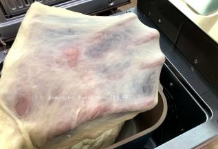 然后看一下状，揉成光滑的面团，揉至完成扩展，可拉出薄而有韧性的手套膜