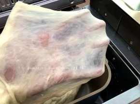 然后看一下状，揉成光滑的面团，揉至完成扩展，可拉出薄而有韧性的手套膜