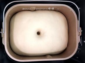 揉圆放进面包机内进行第一次发酵发至1.5倍大，手指先沾上面粉，在面团表面上戳洞，若孔洞没有回缩就是发酵完成