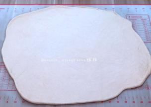 把发酵好的面团取出按压开排气