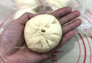 像捏包子一样逐个逐个包好，收口要收紧,然后收口朝下，全部包好码在烤盘上
