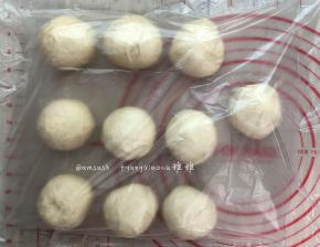 把面团分成10等份，滚圆后盖保鲜膜松弛20分钟