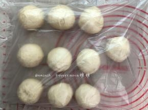 把面团分成10等份，滚圆后盖保鲜膜松弛20分钟