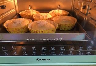 送进预热好的烤箱，上下火175度25分钟，（每家烤箱温度不同，请按自家烤箱脾气调整时间与温度），出炉后立刻取出放晾晒网上，还有余温时密封保存