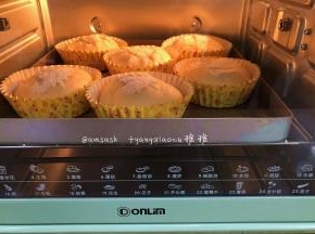 送进预热好的烤箱，上下火175度25分钟，（每家烤箱温度不同，请按自家烤箱脾气调整时间与温度），出炉后立刻取出放晾晒网上，还有余温时密封保存