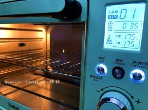 烤箱预热上下火175度10分钟