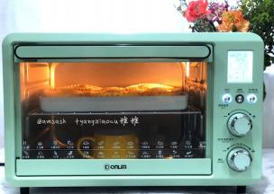 码在烤盘上室温发酵至1.5倍大（冬天就要放到烤箱调至发酵区发酵至1.5倍大）