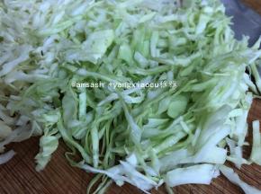 把包菜洗干净，切成丝，尽量切得细点