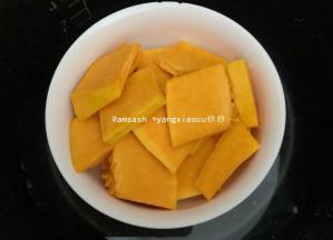 南瓜去皮后切成薄片，然后装入盘子里隔水蒸熟，上汽后大约蒸15分钟，蒸好的南瓜放置一旁冷却后备用
