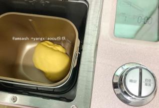 在面包机里加入中筋粉280克，酵母3克，细砂糖20克，和南瓜泥136克

，启动面包机和面功能，揉至面团表面光滑即可取出