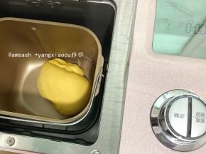 在面包机里加入中筋粉280克，酵母3克，细砂糖20克，和南瓜泥136克

，启动面包机和面功能，揉至面团表面光滑即可取出