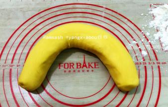 揉好的面团搓成长条，然后切成大小均匀10等份的剂子