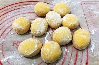 把每个剂子都滚上面粉，然后用保鲜袋盖住以免面团表面被风干，膜

松弛10分钟，冬天室温松弛时间可能略延长5～10分钟