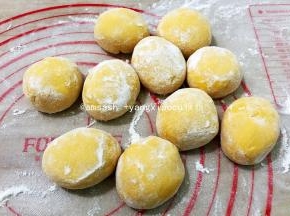 把每个剂子都滚上面粉，然后用保鲜袋盖住以免面团表面被风干，膜

松弛10分钟，冬天室温松弛时间可能略延长5～10分钟
