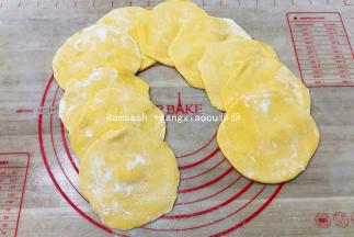 用擀面杖擀出中间厚边缘薄的面皮就可以，实在不会擀，边缘用手捏薄也完全可行，擀好的面皮依然用保鲜膜盖住