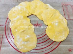用擀面杖擀出中间厚边缘薄的面皮就可以，实在不会擀，边缘用手捏薄也完全可行，擀好的面皮依然用保鲜膜盖住