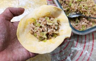 取一张包子皮码上适量的馅料