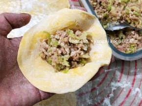 取一张包子皮码上适量的馅料