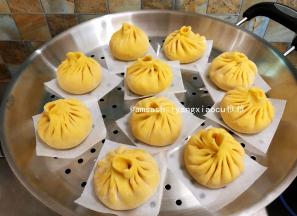 蒸锅此时可以加入水开小火微微加热，让整个锅体以及内部温热湿润，同时把包好的包子底部垫油纸放在蒸上，放的时候要留出空间来，以免发酵的时候包子都挤在一起了，蒸锅关火，盖上锅盖发酵15分钟