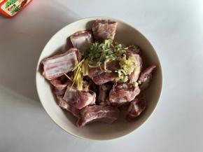 加入葱花 姜丝 蒜末