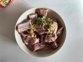 加入葱花 姜丝 蒜末