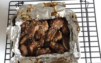 烤箱预热至210C烘烤60分钟，出炉撕开锡纸撒芝麻