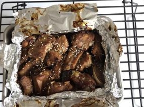 烤箱预热至210C烘烤60分钟，出炉撕开锡纸撒芝麻