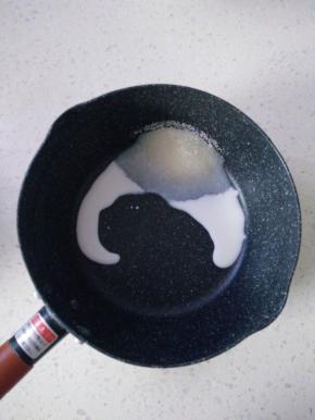 1先准备好材料，先煮糖水白砂糖和牛奶倒入锅内加热。