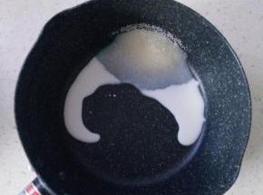 1先准备好材料，先煮糖水白砂糖和牛奶倒入锅内加热。