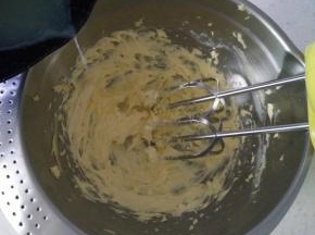 4分次加入煮好的糖水，每加入一次完全吸收再加下次，打到黄油有光泽即可，加入盐搅拌均匀。