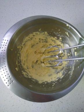 3黄油提前软化，用手可以戳洞的状态，用打蛋器搅打顺滑，颜色变浅。