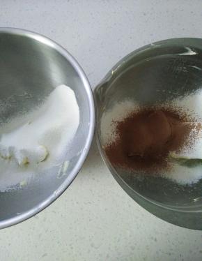 6一份是原味筛入60克低筋面粉，同时加入几滴柠檬汁，另一份黄油筛入55克低粉和5克可可粉。